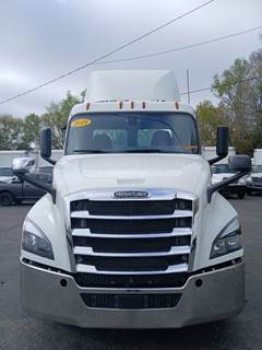 Freightliner Cascadia 126 Day Cab Truck - 455HP, 12 Speed Automatic