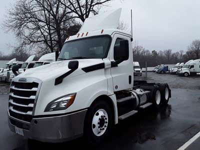 Freightliner Cascadia 126 Day Cab Truck - 450HP, 12 Speed Automatic