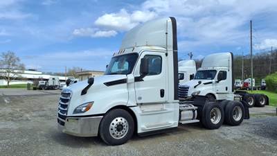Freightliner Cascadia 126 Day Cab Truck - 455HP, 12 Speed Automatic
