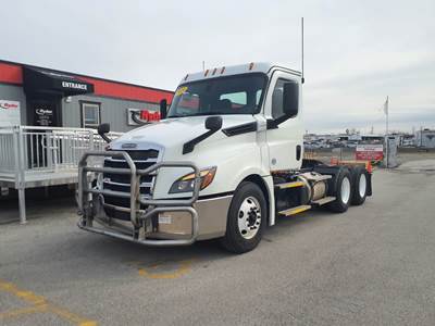 Freightliner Cascadia 126 Day Cab Truck - 410HP, 12 Speed Automatic
