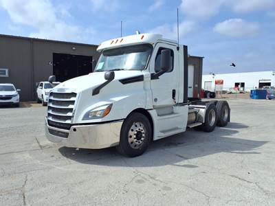 Freightliner Cascadia 126 Day Cab Truck - 450HP, 10 Speed Manual