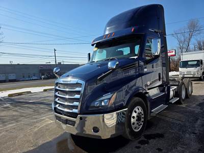 Freightliner Cascadia 126 Day Cab Truck - 400HP, 12 Speed Automatic