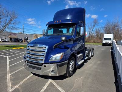 Freightliner Cascadia 126 Day Cab Truck - 400HP, 12 Speed Automatic