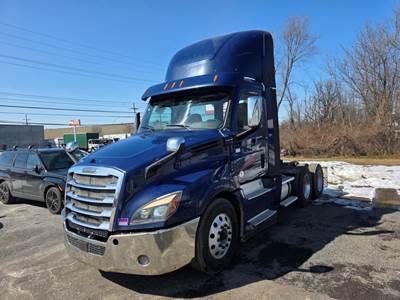 Freightliner Cascadia 126 Day Cab Truck - 400HP, 12 Speed Automatic