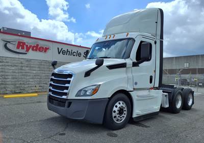 Freightliner Cascadia 126 Day Cab Truck - 400HP, 12 Speed Automatic