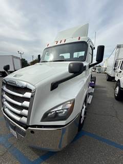 Freightliner Cascadia 126 Day Cab Truck - 450HP, 12 Speed Automatic