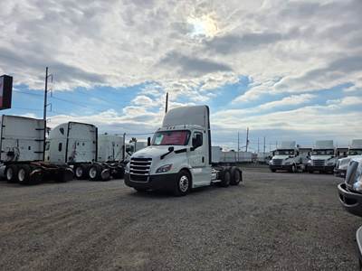Freightliner Cascadia 126 Day Cab Truck - 400HP, 12 Speed Automatic