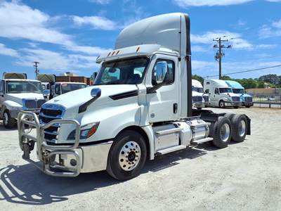 Freightliner Cascadia 126 Day Cab Truck - 455HP, 12 Speed Automatic