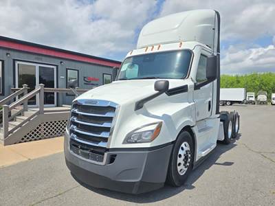 Freightliner Cascadia 126 Day Cab Truck - 400HP, 12 Speed Automatic