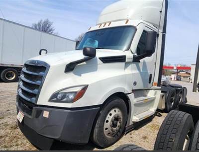 Freightliner Cascadia 126 Day Cab Truck - 400HP, 12 Speed Automatic