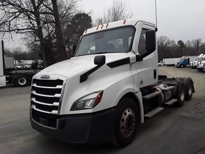 Freightliner Cascadia 126 Day Cab Truck - 455HP, 10 Speed Manual