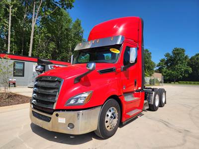 Freightliner Cascadia 126 Day Cab Truck - 455HP, 12 Speed Automatic