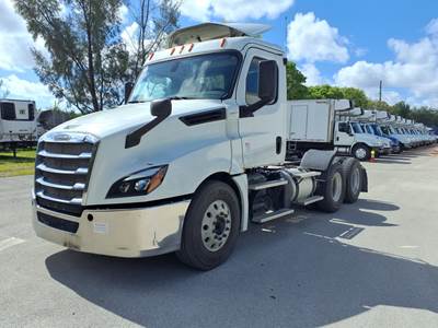 Freightliner Cascadia 126 Day Cab Truck - 450HP, 12 Speed Automatic