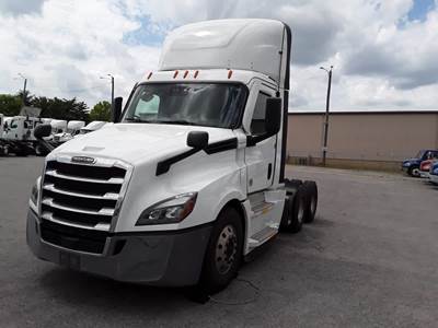 Freightliner Cascadia 126 Day Cab Truck - 400HP, 12 Speed Automatic