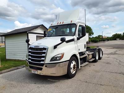 Freightliner Cascadia 126 Day Cab Truck - 450HP, 12 Speed Automatic