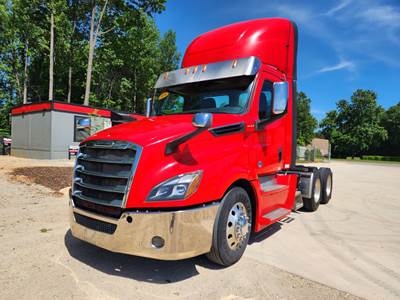 Freightliner Cascadia 126 Day Cab Truck - 455HP, 12 Speed Automatic