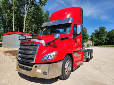 Freightliner Cascadia 126 Day Cab Truck - 455HP, 12 Speed Automatic