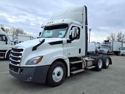 Freightliner Cascadia 126 Day Cab Truck - 455HP, 12 Speed Automatic