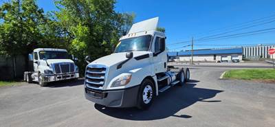 Freightliner Cascadia 126 Day Cab Truck - 450HP, 12 Speed Automatic