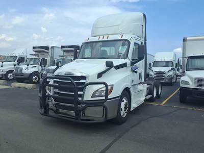 Freightliner Cascadia 126 Day Cab Truck - 450HP, 10 Speed Manual
