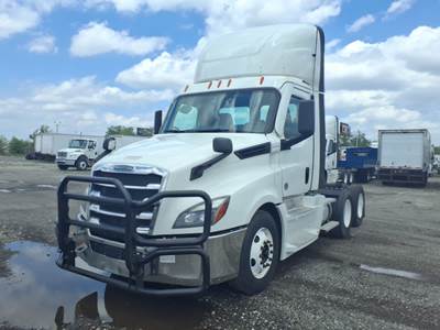 Freightliner Cascadia 126 Day Cab Truck - 450HP, 10 Speed Manual
