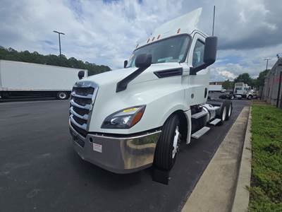 Freightliner Cascadia 126 Day Cab Truck - 450HP, 10 Speed Automatic