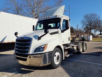 Freightliner Cascadia 126 Day Cab Truck - 455HP, 12 Speed Automatic