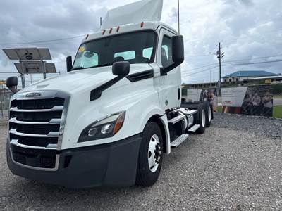 Freightliner Cascadia 126 Day Cab Truck - 450HP, 12 Speed Automatic