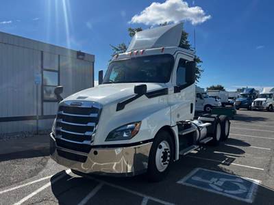 Freightliner Cascadia 126 Day Cab Truck - 450HP, 12 Speed Automatic