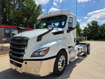 Freightliner Cascadia 126 Day Cab Truck - 450HP, 12 Speed Automatic