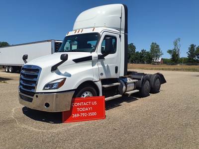 Freightliner Cascadia 126 Day Cab Truck - 450HP, 12 Speed Automatic