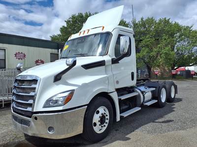 Freightliner Cascadia 126 Day Cab Truck - 450HP, 12 Speed Automatic