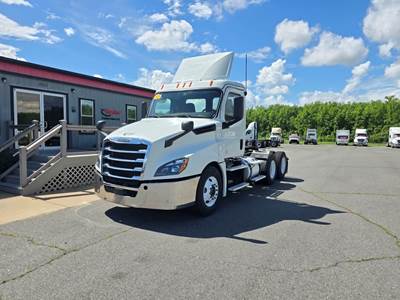 Freightliner Cascadia 126 Day Cab Truck - 450HP, 12 Speed Automatic