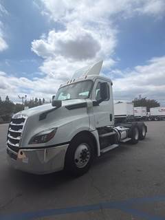 Freightliner Cascadia 126 Day Cab Truck - 455HP, 12 Speed Automatic