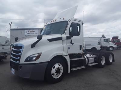 Freightliner Cascadia 126 Day Cab Truck - 455HP, 12 Speed Automatic