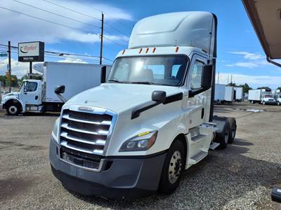 Freightliner Cascadia 126 Day Cab Truck - 505HP, 12 Speed Automatic