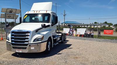Freightliner Cascadia 126 Day Cab Truck - 455HP, 12 Speed Automatic