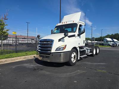 Freightliner Cascadia 126 Day Cab Truck - 455HP, 12 Speed Automatic