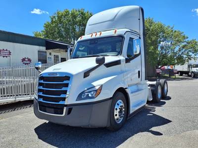 Freightliner Cascadia 126 Day Cab Truck - 455HP, 12 Speed Automatic