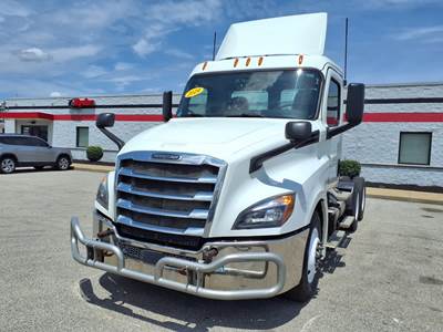Freightliner Cascadia 126 Day Cab Truck - 450HP, 12 Speed Automatic