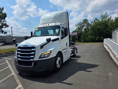Freightliner Cascadia 126 Single Axle Day Cab Truck - 455HP, 12 Speed Automatic