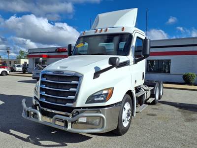 Freightliner Cascadia 126 Day Cab Truck - 450HP, 12 Speed Automatic
