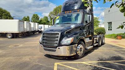 Freightliner Cascadia 126 Day Cab Truck - 450HP, 12 Speed Automatic