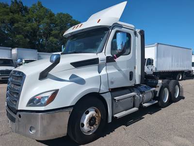 Freightliner Cascadia 126 Day Cab Truck - 455HP, 12 Speed Automatic