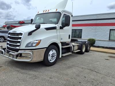 Freightliner Cascadia 126 Day Cab Truck - 450HP, 12 Speed Automatic