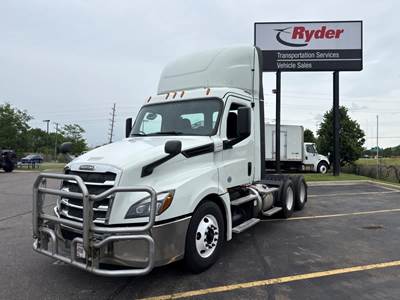 Freightliner Cascadia 126 Day Cab Truck - 455HP, 10 Speed Manual