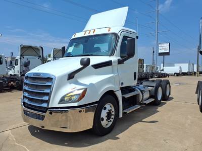 Freightliner Cascadia 126 Day Cab Truck - 455HP, 12 Speed Automatic