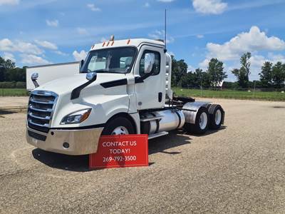 Freightliner Cascadia 126 Day Cab Truck - 450HP, 10 Speed Automatic