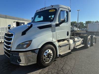Freightliner Cascadia 126 Day Cab Truck - 505HP, 10 Speed Manual