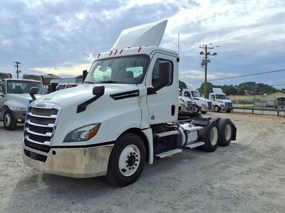 Freightliner Cascadia 126 Day Cab Truck - 455HP, 12 Speed Automatic